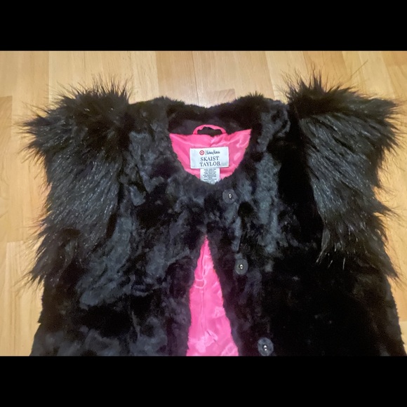 BRAND NEW black faux fur vest ๐ค - Picture 6 of 9